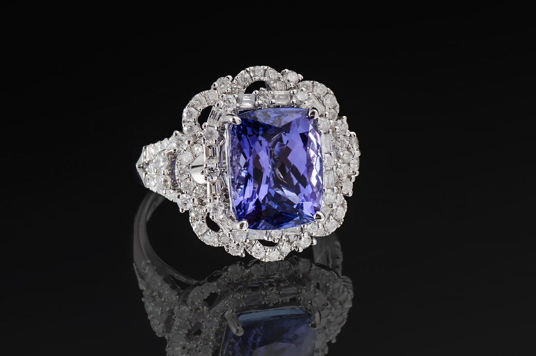 Appraisal: K TANZANITE AND DIAMOND RING The highlight of this ring