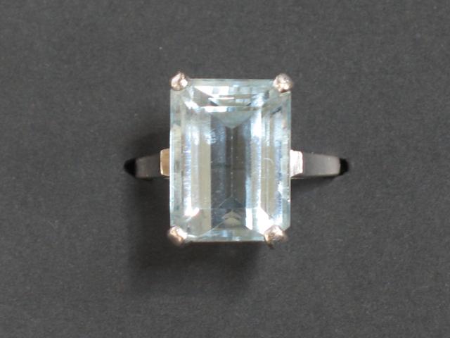 Appraisal: AN AQUAMARINE DRESS RING the large step-cut aquamarine with an