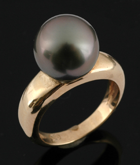 Appraisal: A Tahitian pearl ring The round pearl of green black