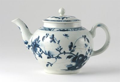 Appraisal: A Worcester teapot and cover painted in blue with the