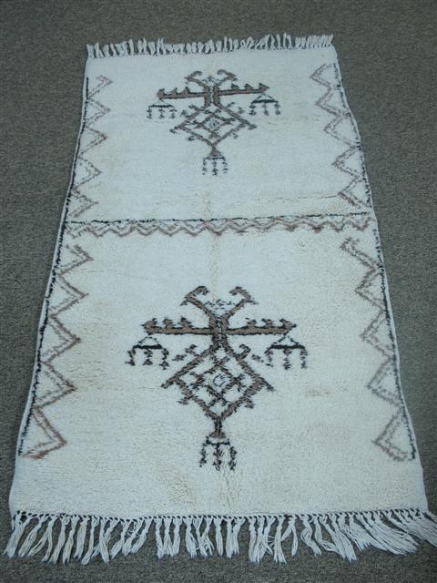 Appraisal: MODERN WHITE MOROCCO RUG White ground with brown stylized motif