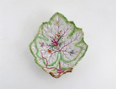 Appraisal: A Worcester leaf dish painted with a spray of flowers