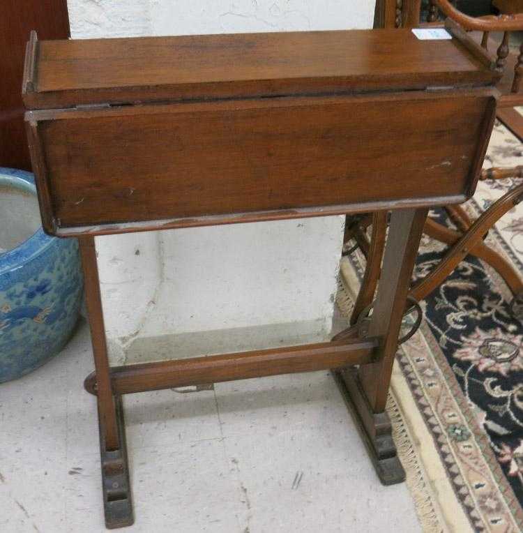 Appraisal: SMALL COUNTRY DROP-LEAF PEMBROKE TABLE English late th early th