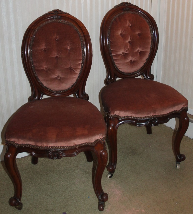 Appraisal: A pair of Victorian mahogany dining chairs with carved cameo