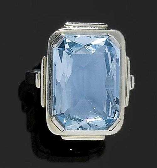 Appraisal: AQUAMARINE RING ca White gold Elegant ring set with octagonal