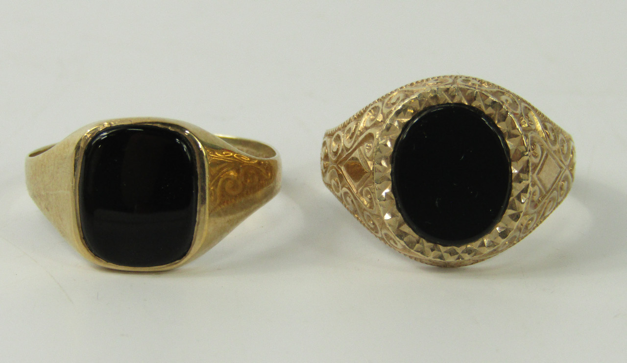 Appraisal: A gentleman's ct gold and black onyx signet ring size