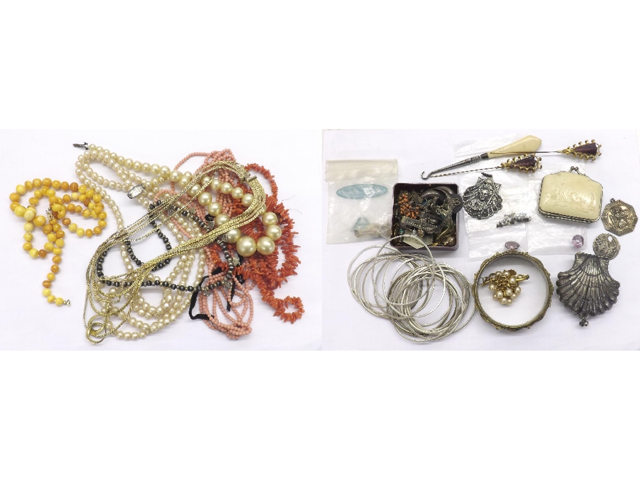 Appraisal: Quantity of assorted costume jewellery to include an amber bead