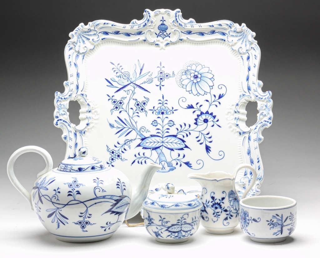 Appraisal: ASSEMBLED GERMAN MEISSEN TEA SET Twentieth century Blue Onion pattern