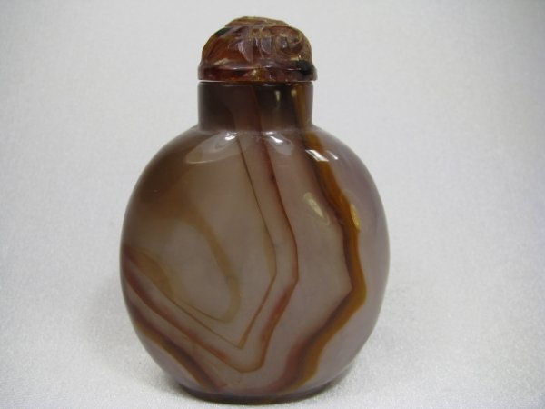 Appraisal: Polished Chinese agate snuff bottle with tortoise colored carved stopper