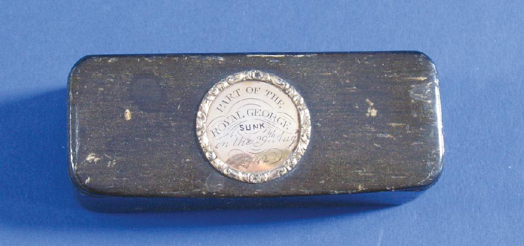 Appraisal: A GEORGE III SNUFFBOX the lid with a circular gilt