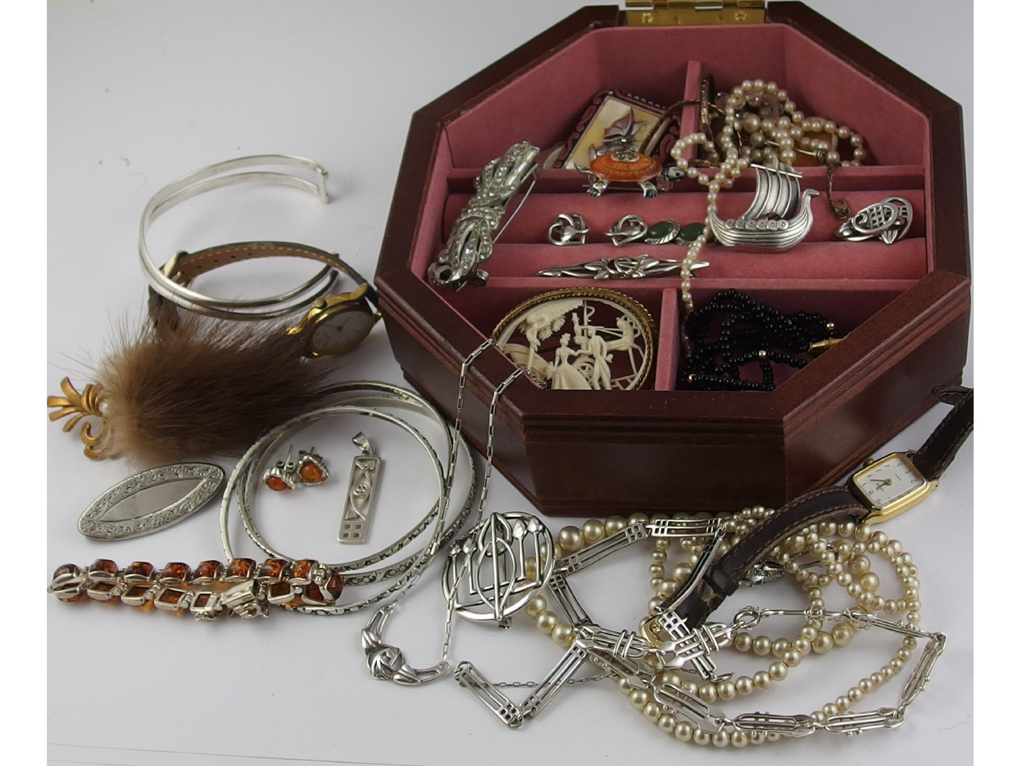 Appraisal: A collection of silver and costume jewellery to include a