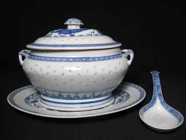 Appraisal: Blue and white Chinese tureen with a rice pattern Comes