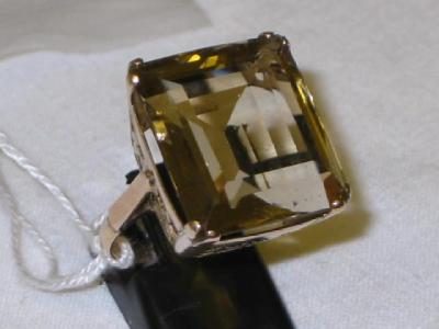 Appraisal: A CHAMPAGNE CITRINE RING the large oblong stone mm x