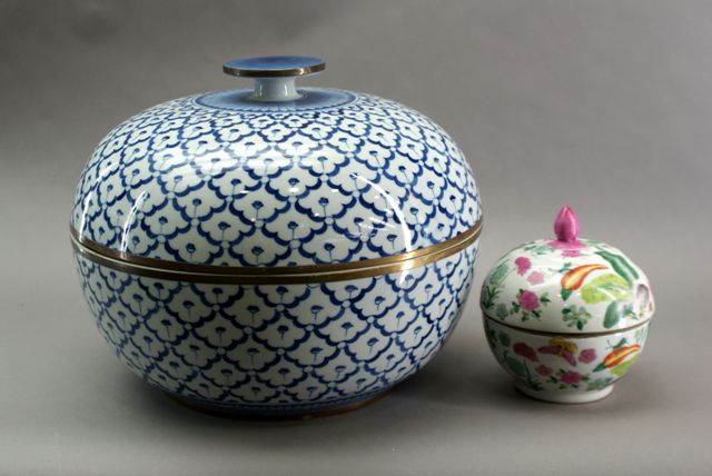 Appraisal: A Chinese large blue and white porcelain melon-shaped bowl and