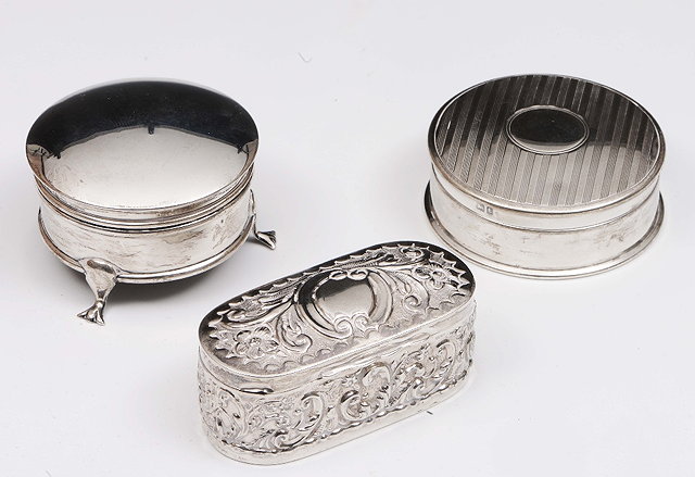 Appraisal: A silver trinket boxof circular form with rising lid and