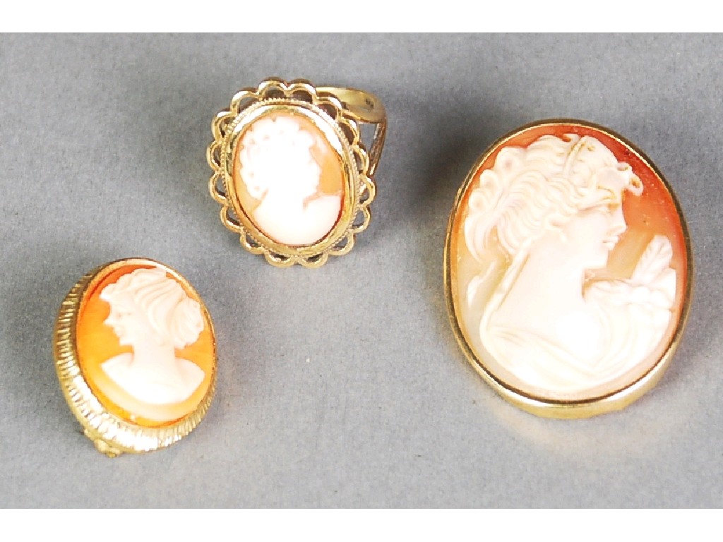 Appraisal: ct GOLD RING set with an oval shell cameo with