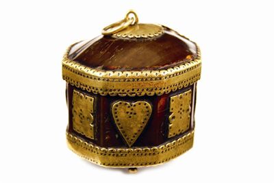 Appraisal: An octagonal horn and brass mounted box the hinged cover