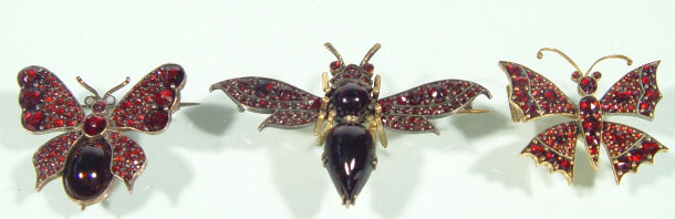 Appraisal: Garnet silver and unmarked gold bee design brooch and two