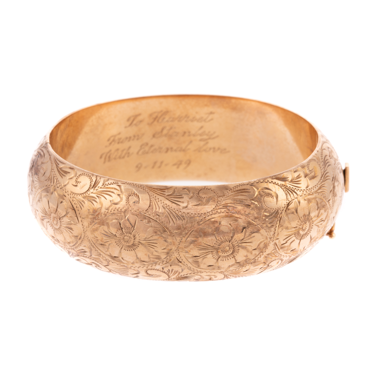 Appraisal: A VINTAGE WIDE ENGRAVED HINGED BANGLE IN K K yellow