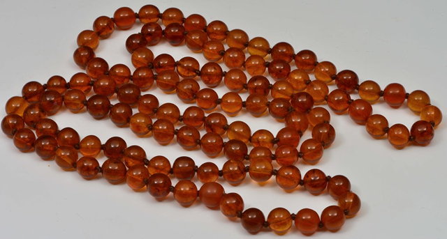 Appraisal: A CHINESE LONG AMBER BEAD NECKLACE cm long approx