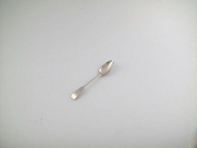 Appraisal: I GH unascribed a silver Fiddle pattern tea spoon circa