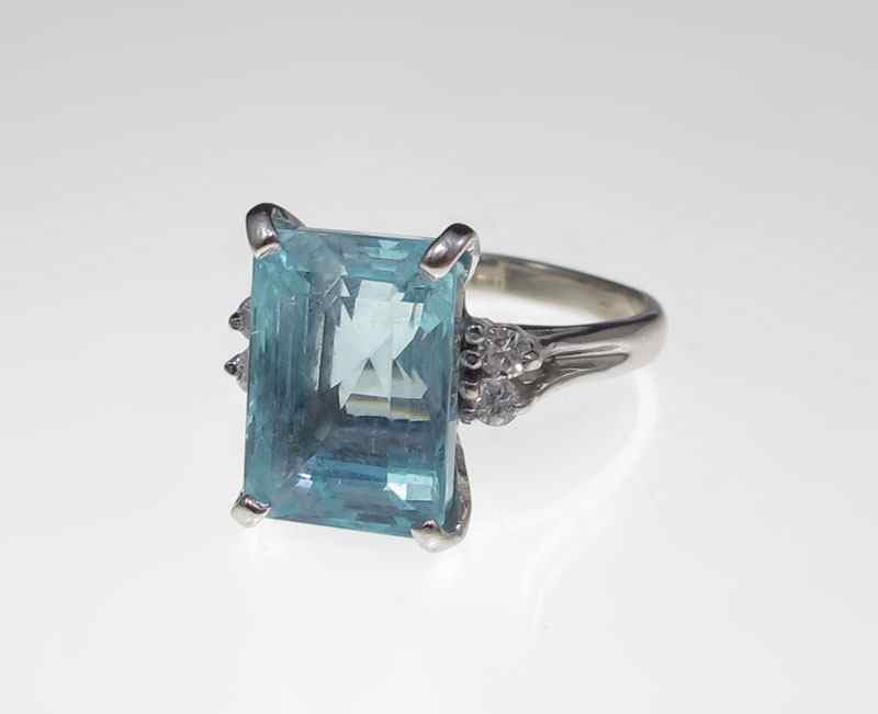 Appraisal: CT AQUAMARINE RING K white gold ring features an emerald