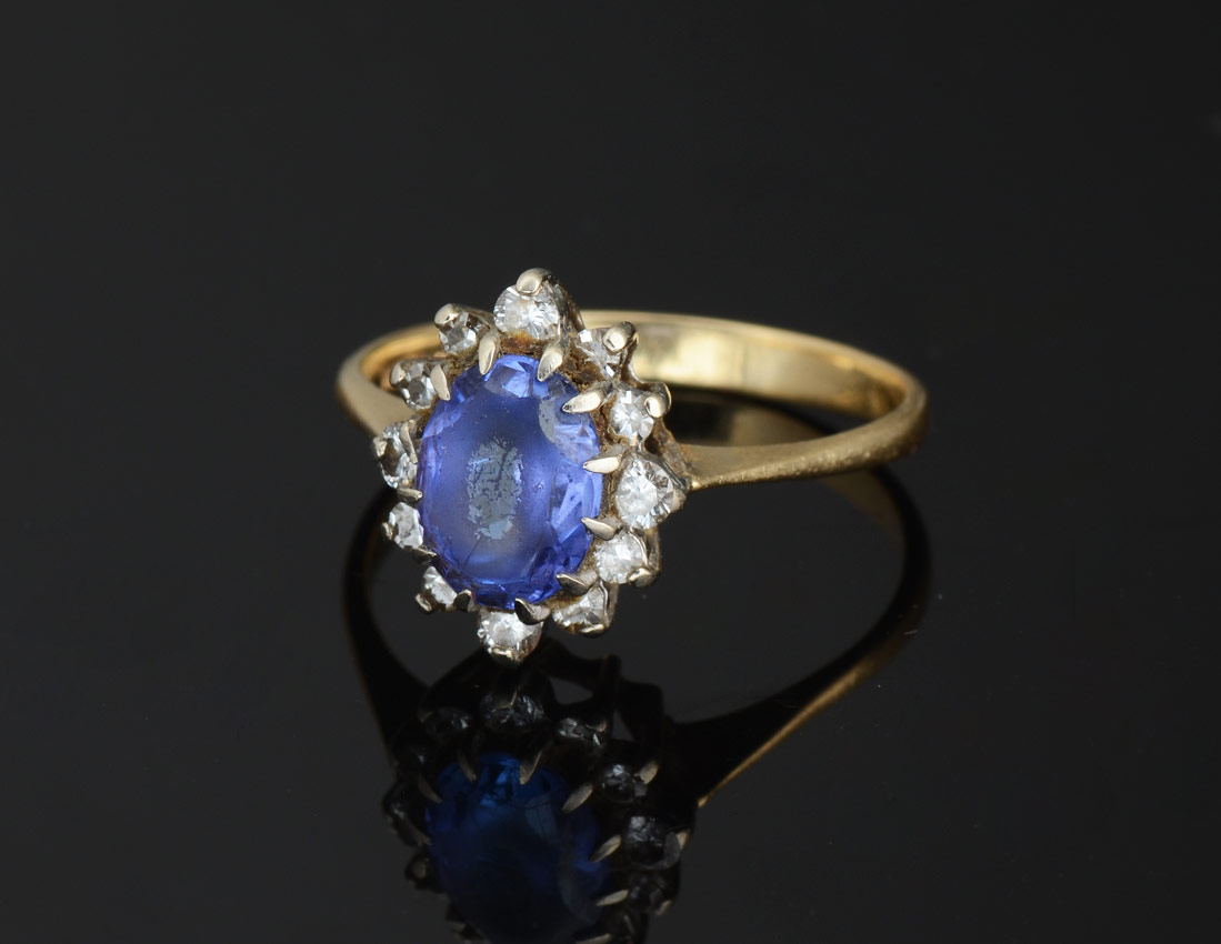 Appraisal: K TANZANITE DIAMOND RING K yellow gold ring centers one