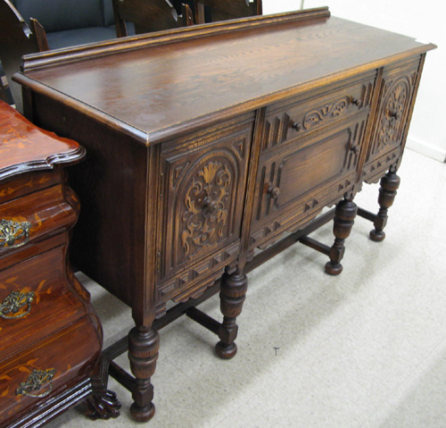 Appraisal: AN EIGHT-PIECE OAK DINING SET English Feudal design American c