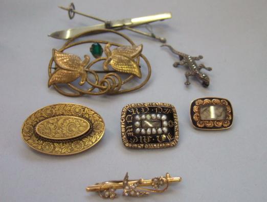 Appraisal: A ct gold and seed pearl set bar brooch with