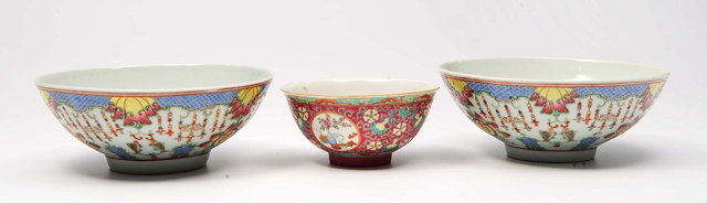 Appraisal: A PAIR OF CHINESE POLYCHROME BOWLS with polychrome enamel fish