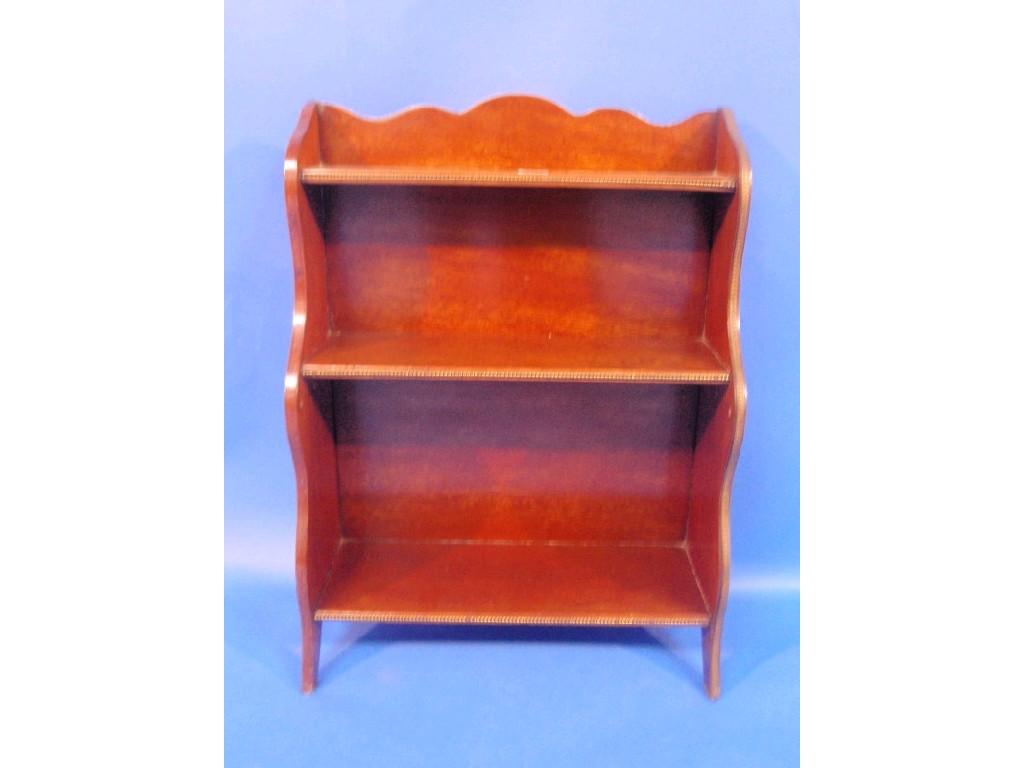 Appraisal: A mahogany dwarf waterfall style bookcase with three shelves and