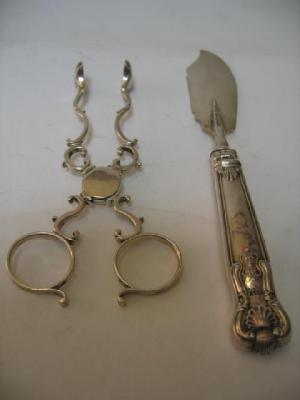 Appraisal: A PAIR OF EARLY GEORGIAN SCISSOR ACTION SUGAR NIPS maker's