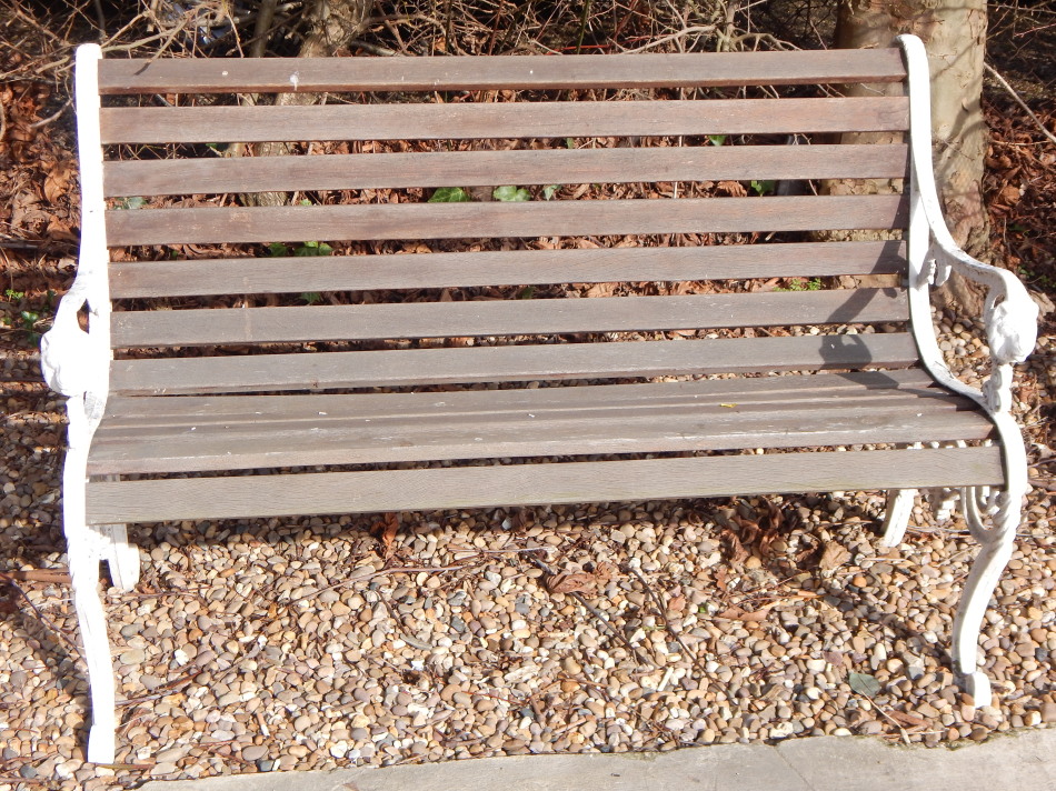 Appraisal: A painted cast iron and slatted garden bench of serpentine