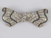 Appraisal: A fine Art Deco platinum diamond and sapphire bow brooch