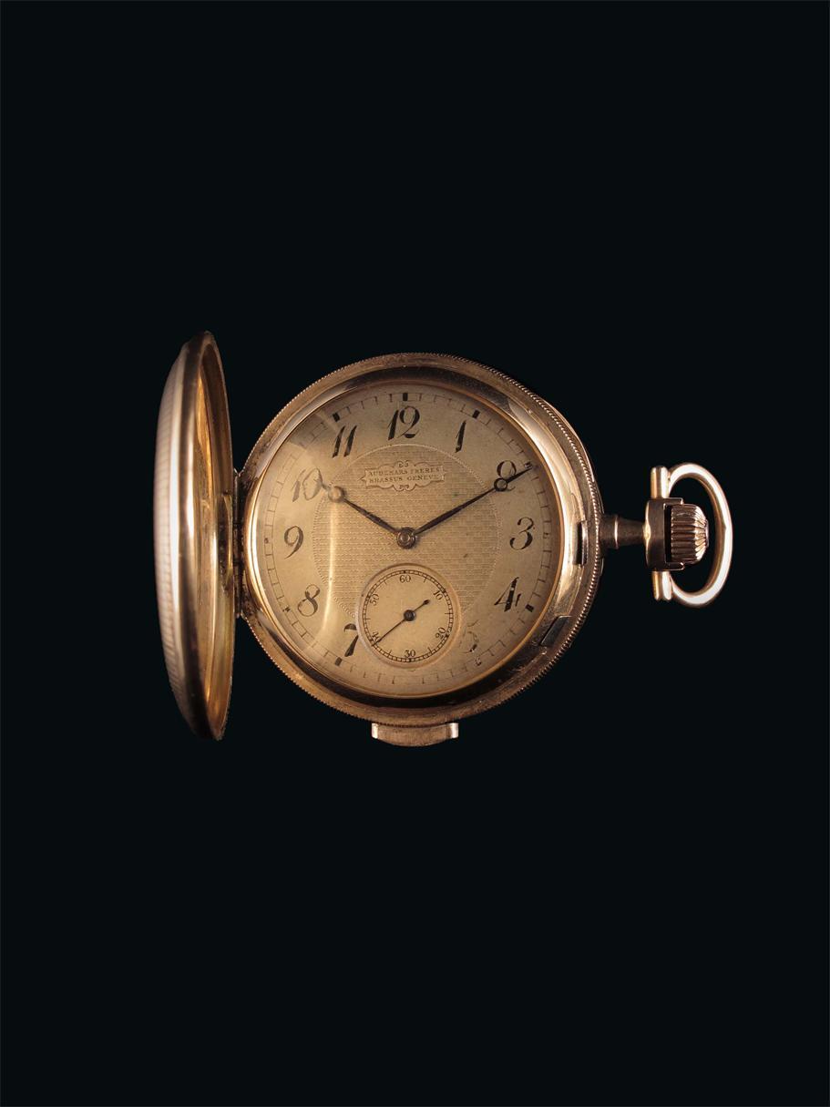 Appraisal: A gold minute repeating hunting cased keyless lever watch