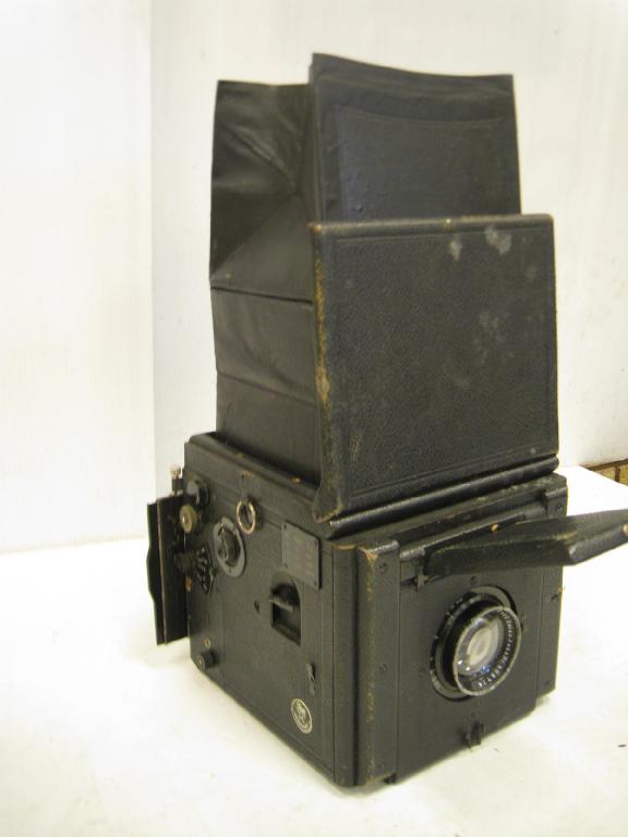 Appraisal: An ICA black bodied press type Plate Camera with carry