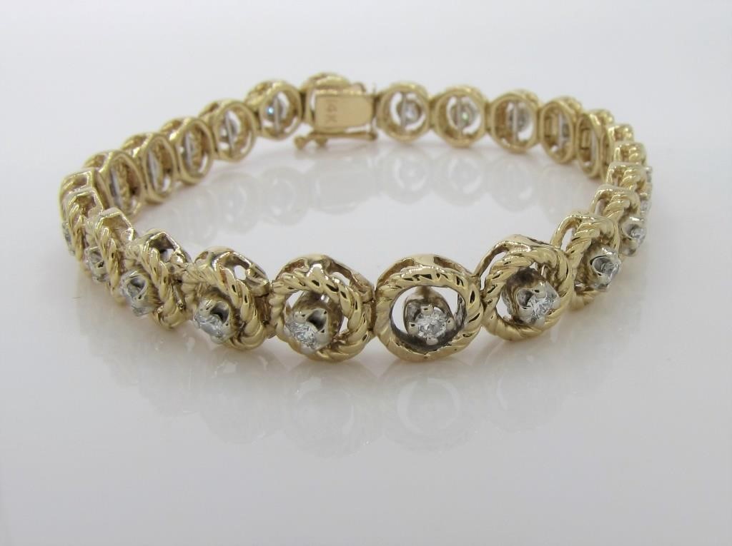 Appraisal: A K yellow gold rope like design round link bracelet