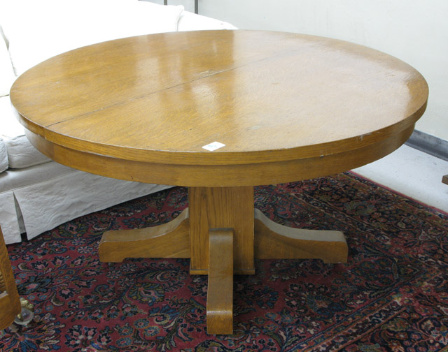 Appraisal: ROUND OAK DINING TABLE American c the round top centered