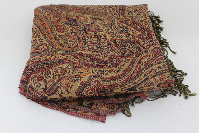 Appraisal: A WOOLLEN PAISLEY STYLE SHAWL approximately x cm