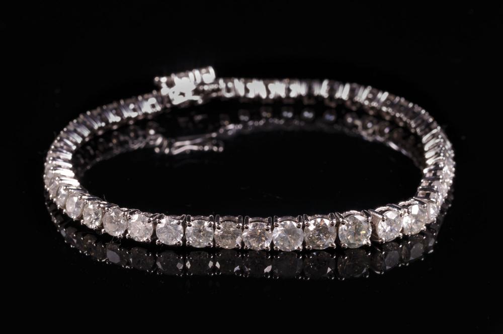 Appraisal: kt White Gold and Diamond Tennis Bracelet composed of prong