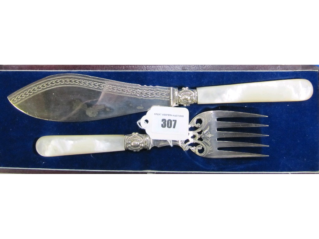 Appraisal: Cased pair of mother of pearl and EP fish servers