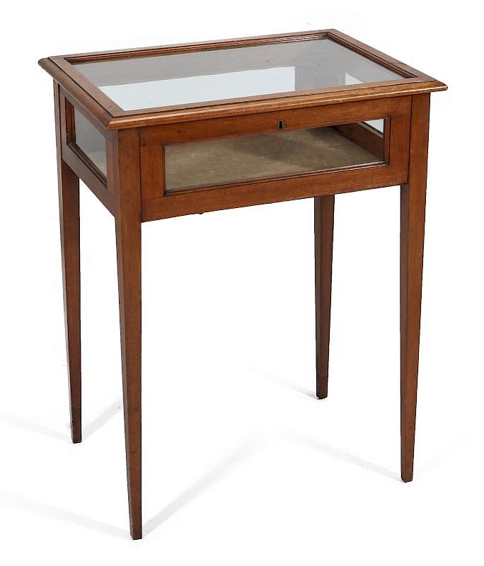 Appraisal: AN EARLY TH C MAHOGANY HEPPLEWHITE VITRINE TABLE The showcase