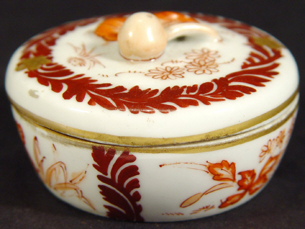 Appraisal: Samson china lidded salt with leaf and berry design knop