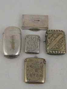 Appraisal: A silver pill box and a silver vesta together with