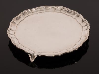 Appraisal: A silver salver Atkin Brothers Sheffield with pie crust border