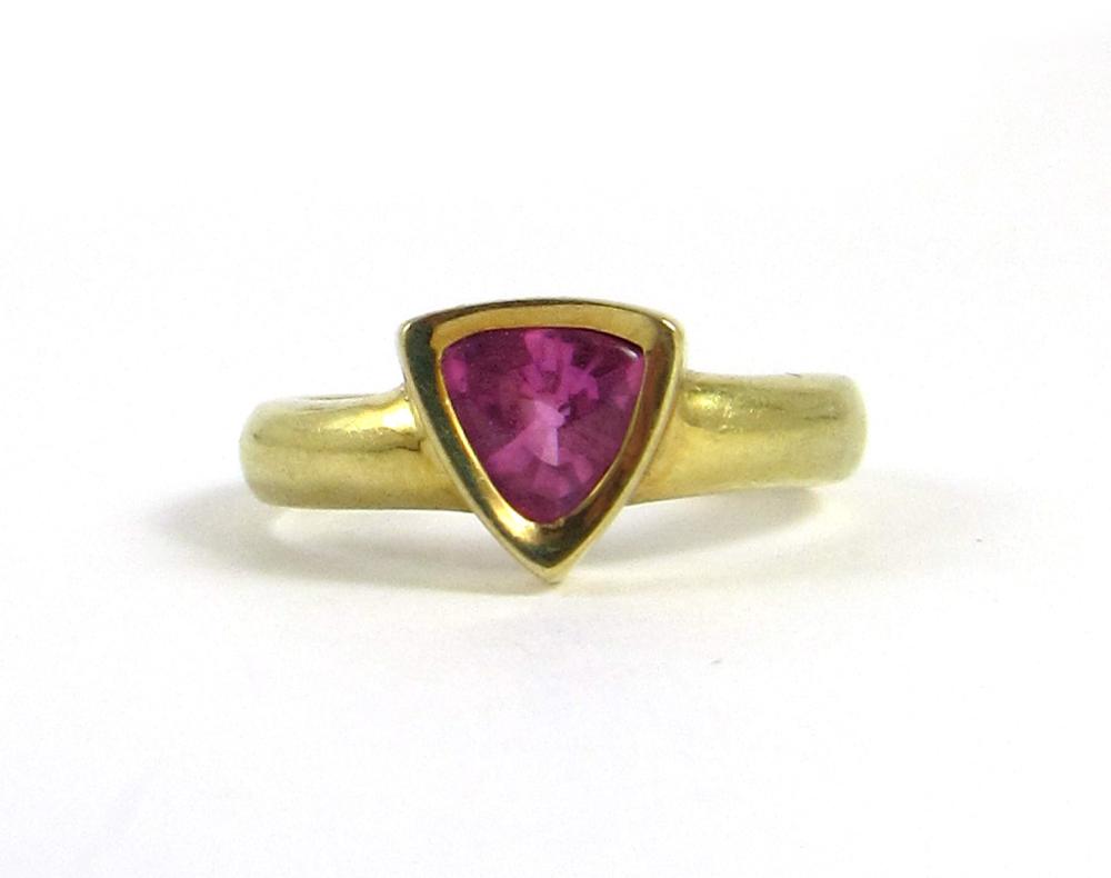 Appraisal: PINK SAPPHIRE AND EIGHTEEN KARAT GOLD SOLITAIRE RING featuring a