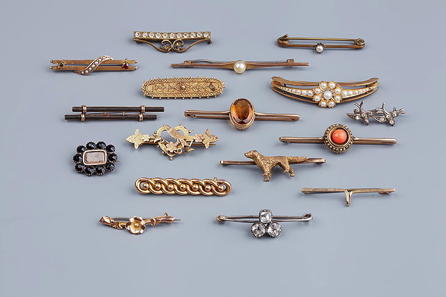 Appraisal: A COLLECTION OF BROOCHES to include a garnet paste and