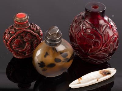 Appraisal: A Chinese agate snuff bottle cm high a red lacquer