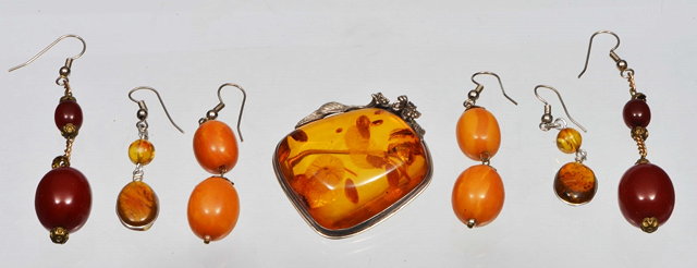 Appraisal: A PAIR OF AMBER BEAD DROP EARRINGS an amber brooch