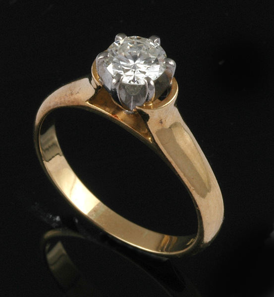 Appraisal: A DIAMOND SOLITAIRE RING The round brilliant cut diamond weighing